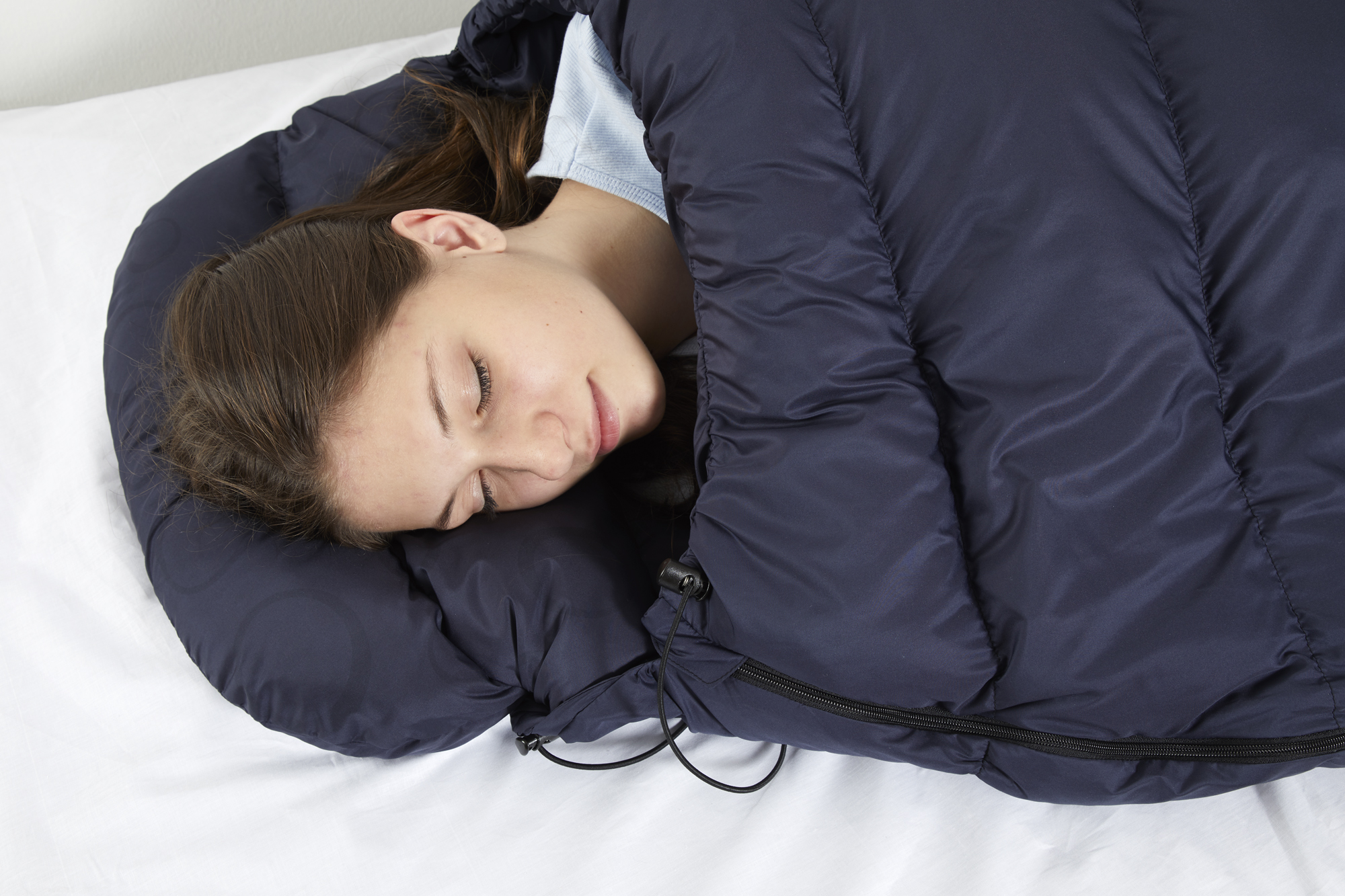 Pige sover i sovepose