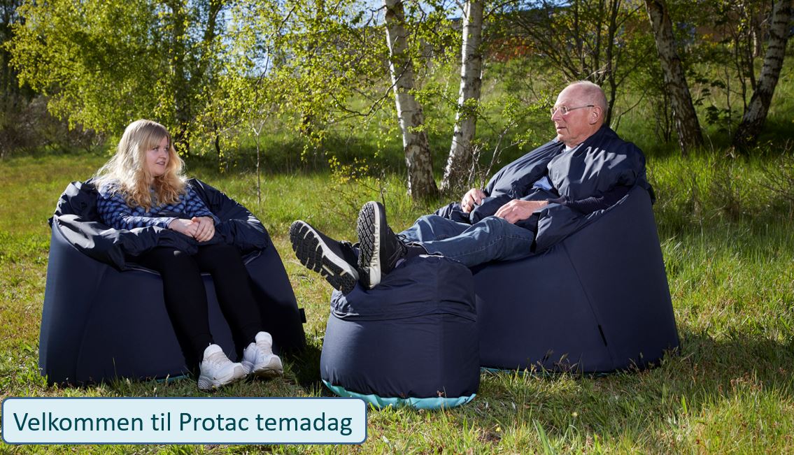 Mand og dame der sidder i kuglestole